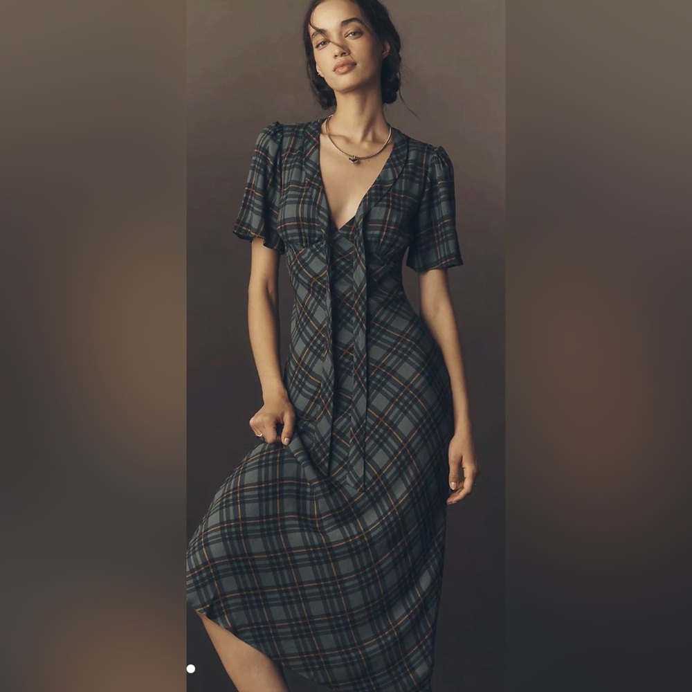 Tyra Short Sleeve V-Neck Midi Dress